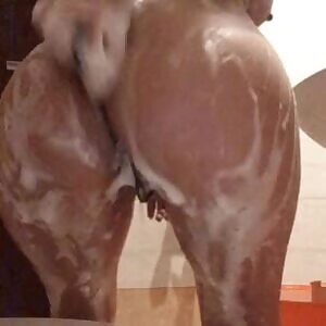 Scrubbing her thick ass