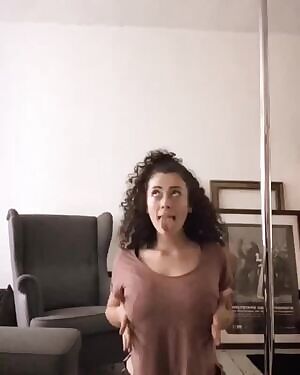 Leila acting on her knees