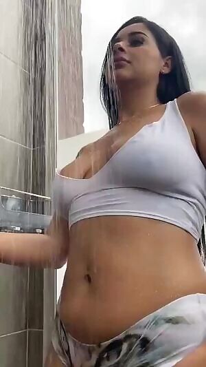 Curvy Brown hottie taking open shower