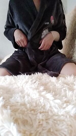 I'll be very cold if I take off this robe right after the shower. Can you warm me up, please?🙏