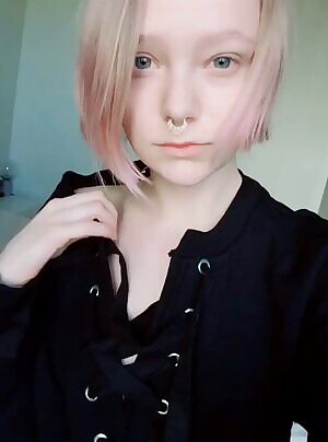 Tried to look cute, kinda failed hard >~<