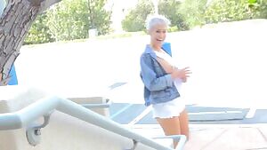 Ryan Keely shows off