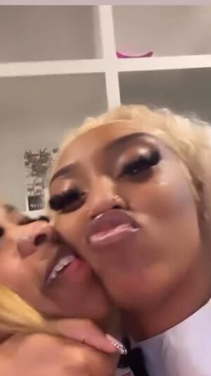 Ebony Freaks Kiss Kissing Lesbian Lesbians
