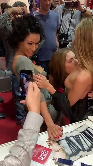 How Camwhores Work A Crowd