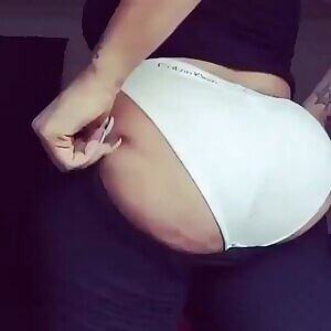 PHAAT ASS IN LEGGINGS