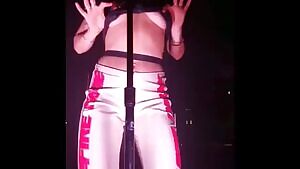 Tove Lo concert flash