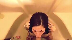 Bathtub blowjob and facial