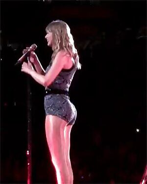 Taylor Swift revealing her perfect little bubble butt