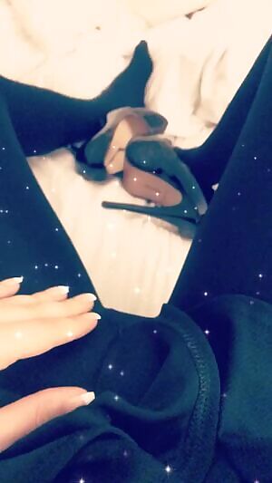 Love these black tights ☺️ I need someone to ruin them 😘