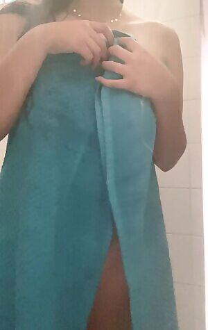 resh out of the shower titties💧