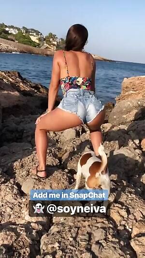 @soyneiva / booty shorts tease