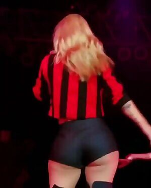 Iggy Azalea shaking her fat ass on stage