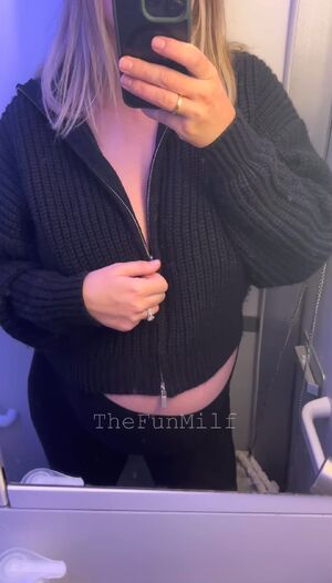 Pregnant mom on a plane [GIF]