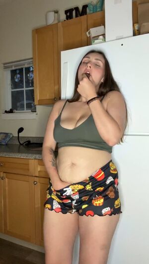 Food Fetish Feedee MILF belly