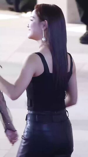 Gugudan - Sejeong in black leather pants