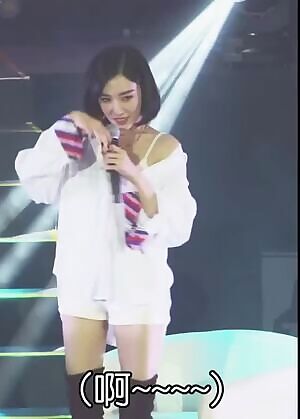 Tiffany Young - Pose