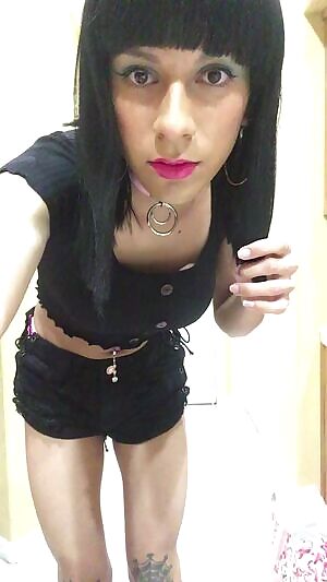 To the ppl who say i can’t walk in these heels😼 here’s a dumb video of me trying to be cute in them lol