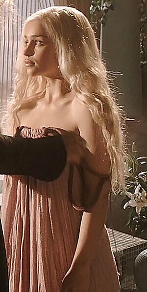 Emilia Clarke tit jiggle