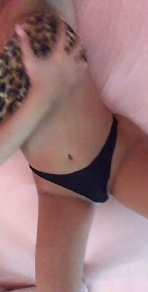 Happy weekend guys! Here’s a sexy reveal from me 💦