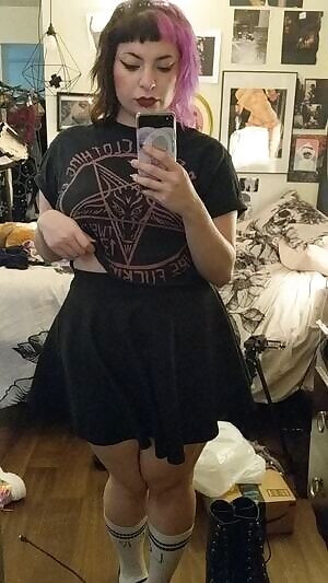 Curvy Goth slut available to make content !!🖤🖤Free all weekend for custom content!! 💋💋 Free for sexting too🤳