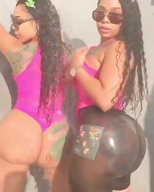 Double dose twins 🍑