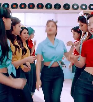 TWICE - Jihyo & Tzuyu