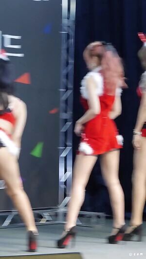 Girl Crush - Bomi merely showing her pussy