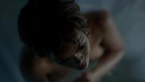 Rihanna hiding her plots in the shower