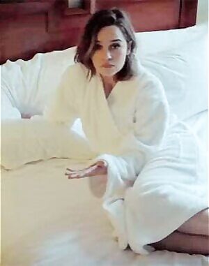 I wish Emilia Clarke made this gesture to me..