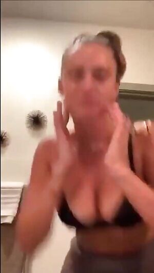 shaking her ass