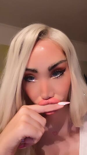 Fake Lips Bimbo Bimbofication Lipstick