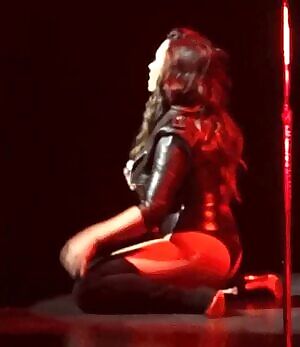 Demi Lovato on stage O_o