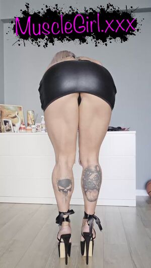 Muscle Girls Blonde Booty MILF Muscles