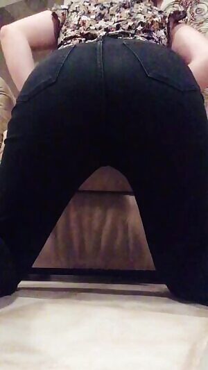 Round 3 of sneaking around my amily today. i hope no one comes downstairs 🤭