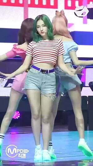 MOMOLAND - Daisy