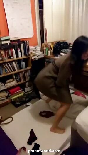 flashes her tits and pussy when she's drunk - amateur