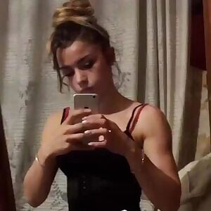 Flexing cutie, Lorena Nanìa.