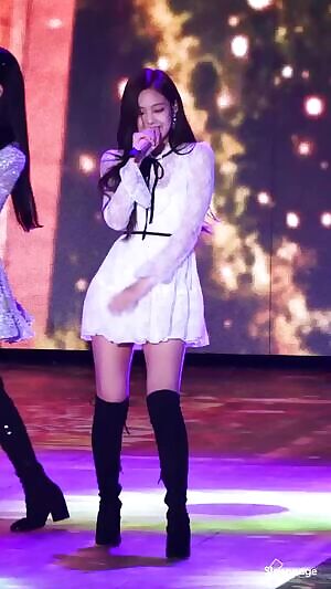 Jennie spreading her legs on stage