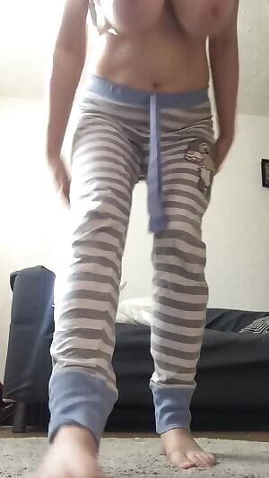 Being 40+ doesn’t mean you can’t be playul. Would you play with this woman next door? 😉