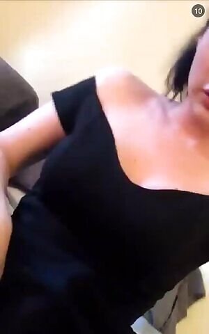 Bailey tenting her dress