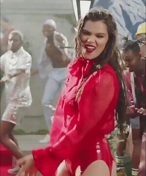 Hailee Steinfeld has a perfect sexy ass and knows how to shake it