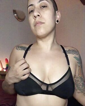 It's Friday night and I want to show off for you! Meet me on KIK or Wire at SweetRabbit66 for some video-heavy ing or a session! I’m VERY kink and fetish friendly 🐰💦🐰 LIFETIME GDrive access also available for $40!