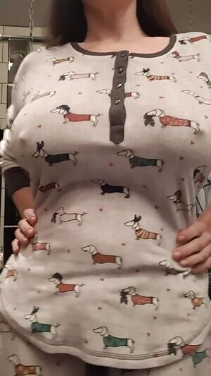 I'm having a comfy night in. Pajama drop!💕