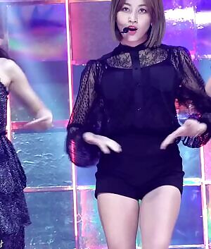 Twice - Momo, Nayeon & Jihyo.