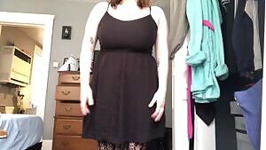 A short dress and no panties makes for easy flashing 😇😇