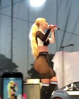 Sometimes I can’t tell if Iggy Azalea is a rapper or a stripper🤔