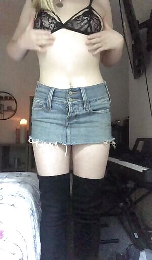 Dancing for you with my tiny skirt and thigh boots🤤♥️