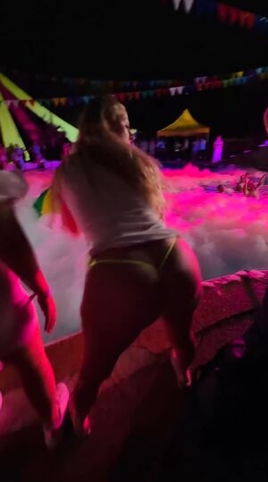 Flashing MILFs Amateur Ass Blonde Latina