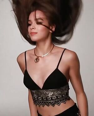 Hailee Steinfeld is too damn sexy