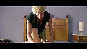 Vicky Krieps & Lena Lauzemis in Das Zimmermädchen Lynn